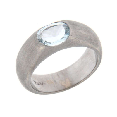 WHITE GOLD RING WITH OVAL TOPAZ STONE